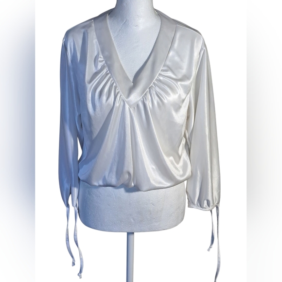 Offers✅️✅️❤️❤️Gently Loved Elegant White Satin Blouse Sz Medium - Picture 1 of 4
